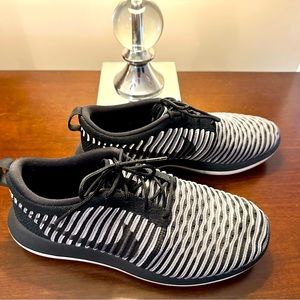 Women's Nike Roshe Two Flyknit Black / White Running Shoes Size 11
